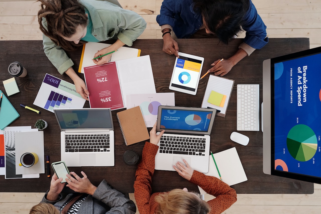 Gruppe von Menschen mit Laptops bei der Arbeit